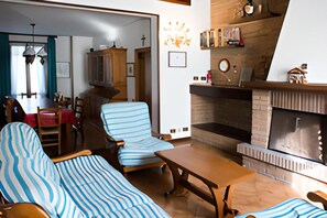 TV, fireplace, foosball, table tennis - 15 km from Maranello Villa Ferrari, sleeps 11, fireplace, billiards and foosball table (Serramazzoni)