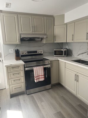 Réfrigérateur, four à micro-ondes, un four, surface de cuisson