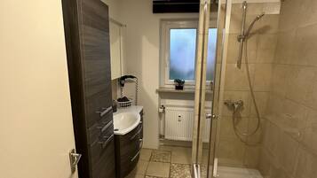 Douche, sèche-cheveux, serviettes fournies, savon