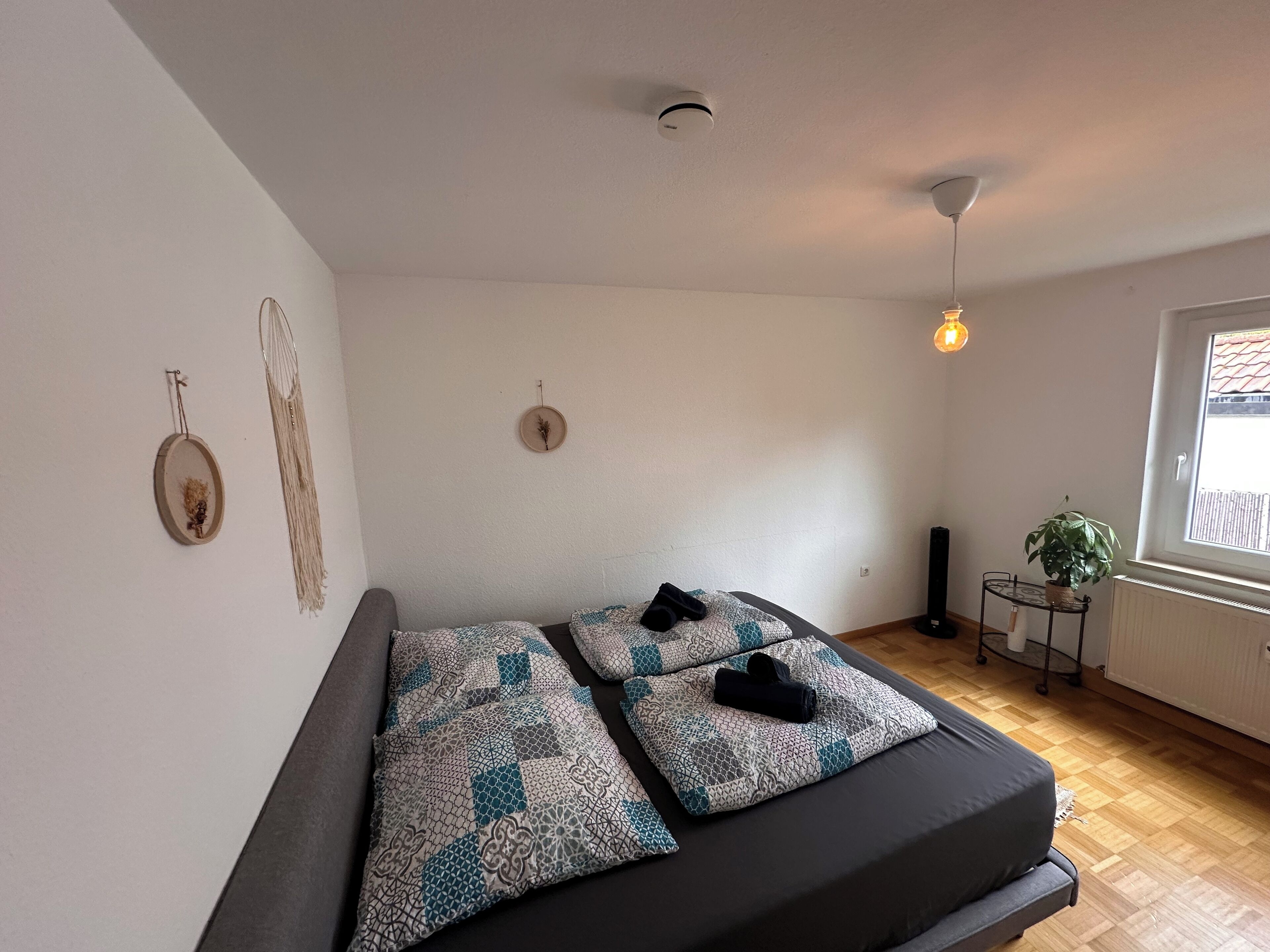 2 chambres, coffres-forts dans les chambres, fer et planche à repasser