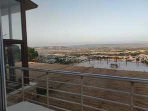 Escritorio, sistema de insonorización, wifi gratis y ropa de cama