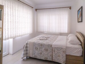 Standard-Doppelzimmer, Balkon | Schreibtisch, schallisolierte Zimmer, kostenloses WLAN, Bettwäsche