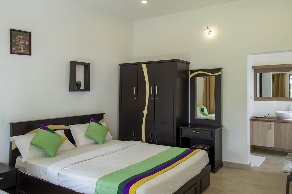 Habitación estándar | Escritorio, cortinas blackout y tabla de planchar con plancha