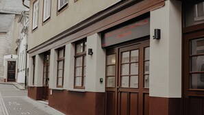 Un immeuble avec une enseigne indiquant : « Appartements de vacances près de l’église Saint-Sauveur – Appartement III ».