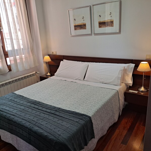 2 bedrooms, iron/ironing board, internet, bed sheets