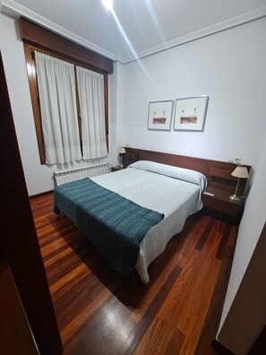 2 chambres, fer et planche à repasser, accès Internet, draps fournis