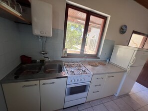 Kühlschrank, Ofen, Herdplatte, Kochgeschirr/Geschirr/Besteck