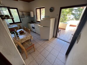 Fridge, oven, stovetop, cookware/dishes/utensils - Apartman Bogović (Jelsa)