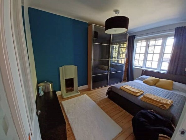 1 habitación, escritorio, tabla de planchar con plancha y cuna de viaje