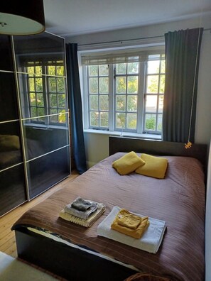 1 chambre, bureau, fer et planche à repasser, lit de bébé portatif