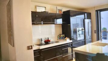 Réfrigérateur, micro-ondes, four, plaque de cuisson