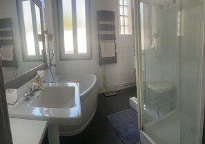 Shower, hair dryer, towels, soap - Agreable Maison de Ville Pour 8 Personnes (Saint-Maurice)