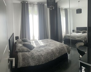 4 bedrooms, desk, iron/ironing board, travel cot