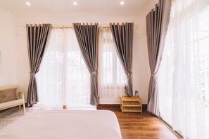 Individually furnished, desk, free WiFi, bed sheets - 3 Tang May Home & Coffee (Da Lat)