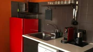 Een koelkast, een magnetron, een kookplaat, een vaatwasser