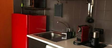 Geladeira, micro-ondas, cooktop, lava-louças