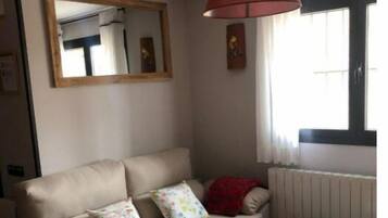 Een televisie, een open haard en boeken