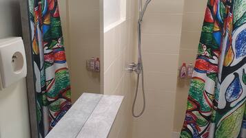 Douche, sĂšche-cheveux, serviettes fournies, savon