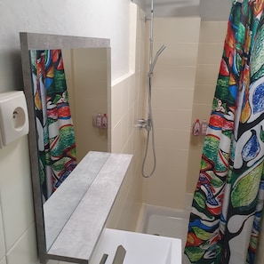 walk-in shower, shampoo + shower gel + towels provided