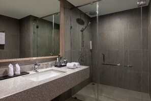 Suite | Baño | Ducha, zapatillas y toallas