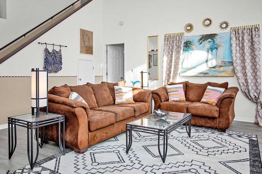 The Orlando Bungalow: WITH POOL! Spacious Home Only 15 Minutes to Disney World!