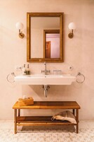 Habitación estándar doble | Baño | Ducha, cabezal de ducha tipo lluvia, secador de pelo y bidé