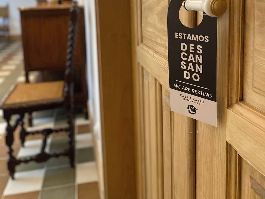 Une porte en bois avec une pancarte indiquant que la pièce est occupée.