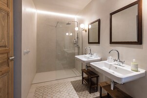 Habitación estándar doble | Baño | Ducha, cabezal de ducha tipo lluvia, secador de pelo y bidé