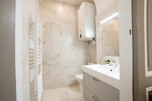 Sèche-cheveux, serviettes fournies