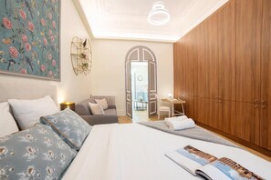 A modern hotel room with a large bed, a desk, and a wardrobe. - Elegant Haussmann House - Champs Élysées, Paris (Paris)