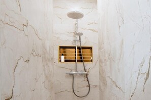Hair dryer, towels - Elegant Haussmann House - Champs Élysées, Paris (Paris)