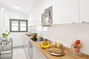 Frigorífico, microondas, horno y placa de cocina