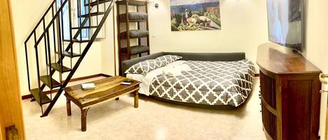 1 slaapkamer, een bureau, een strijkplank/strijkijzer, wifi