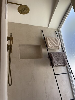 Shower, hair dryer, bidet, towels - Villa Paolo - Rosa Marina Ostuni (Rosa Marina)