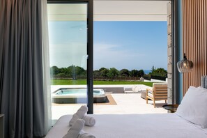 3 makuuhuonetta, tallelokero huoneessa, silitysrauta/-lauta