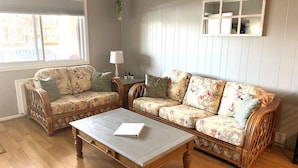 Smart TV - Spacious 3 bed/2 Bath Oceanside Condo that sleeps 9! Beach is within 100 feet! (Ocean City)