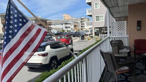 Property grounds - Spacious 3 bed/2 Bath Oceanside Condo that sleeps 9! Beach is within 100 feet! (Ocean City)