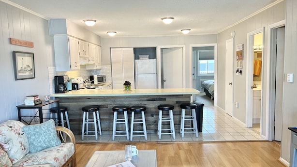 Interior - Spacious 3 bed/2 Bath Oceanside Condo that sleeps 9! Beach is within 100 feet! (Ocean City)