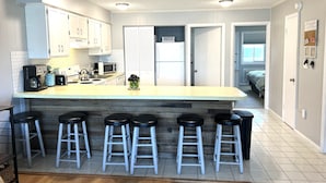 Coffee/tea maker - Spacious 3 bed/2 Bath Oceanside Condo that sleeps 9! Beach is within 100 feet! (Ocean City)