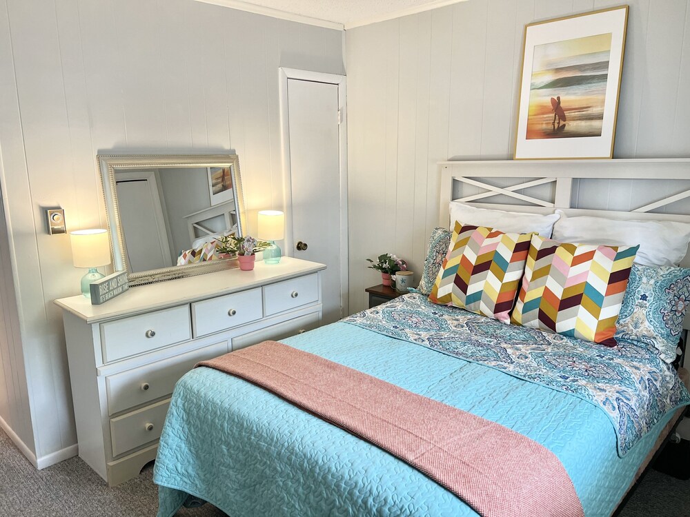 Spacious 3 bed/2 Bath Oceanside Condo that sleeps 9! Beach is within