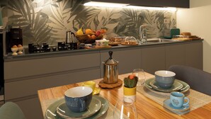 A modern kitchen with a central island, a coffee machine, and a fruit bowl. - Dimora Lauro (Gagliano del Capo)