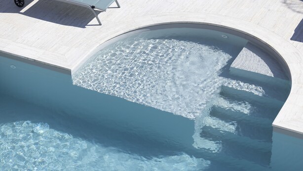 A swimming pool with a clear water surface and a curved edge. - Dimora Lauro (Gagliano del Capo)