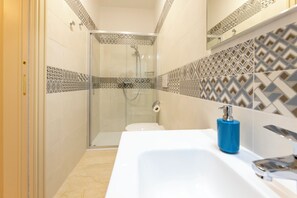 Vila design | Banheiro | Chuveiro, chuveiro com efeito de chuva, secador de cabelo, bidê