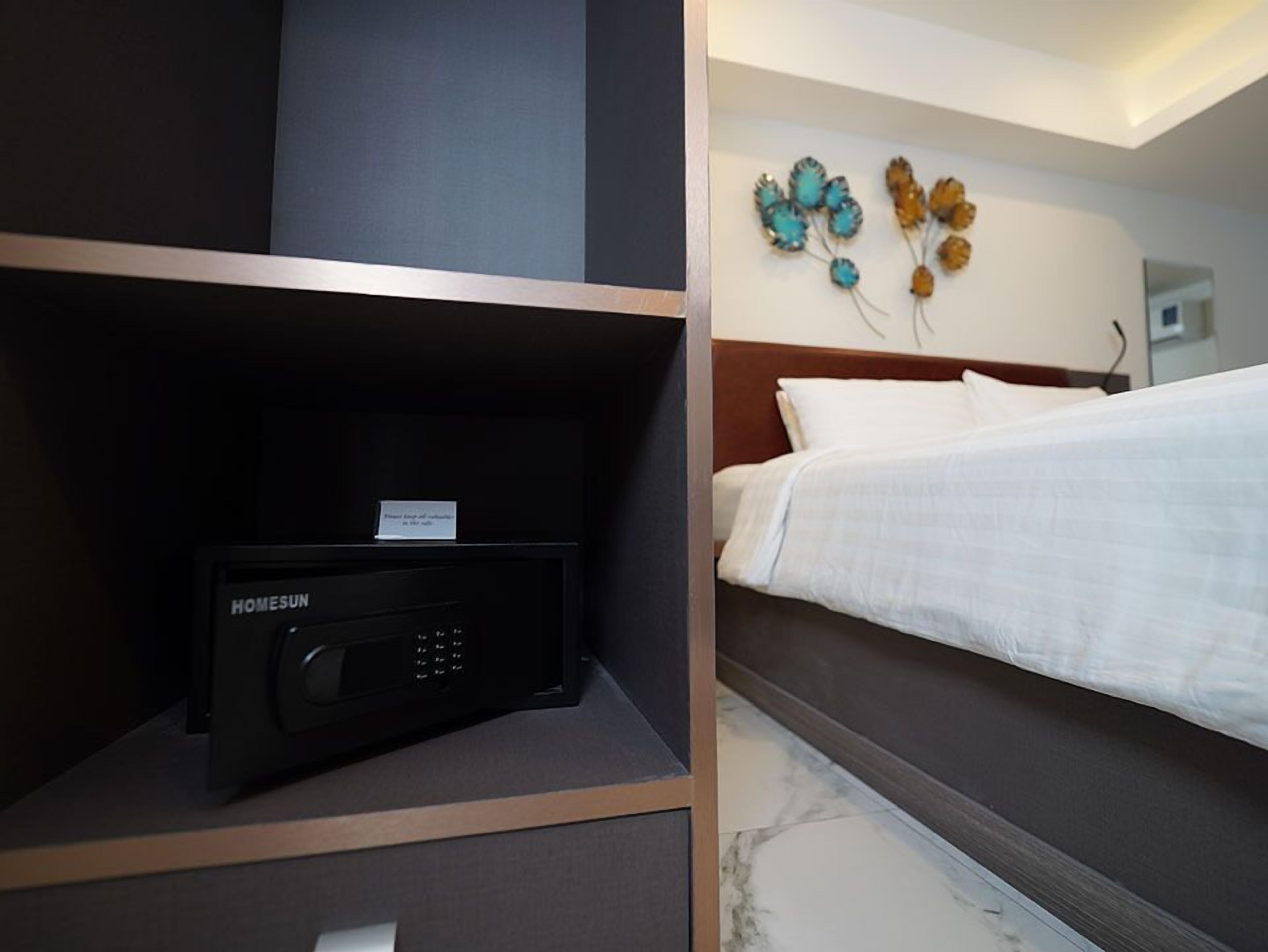Ein Hotelzimmer mit einem Bett, einer Bedienkonsole und einem Wanddekor.