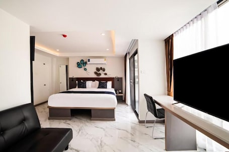 Deluxe Double Room | In-room safe, desk, soundproofing, free WiFi