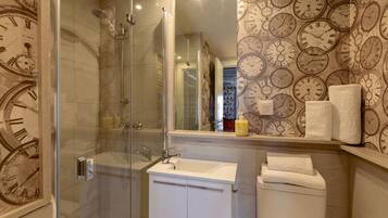 Een douche, een bubbelbad, een haardroger, handdoeken