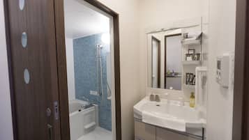Habitación básica doble | Baño | Secadora de cabello, pantuflas, toallas, shampoo