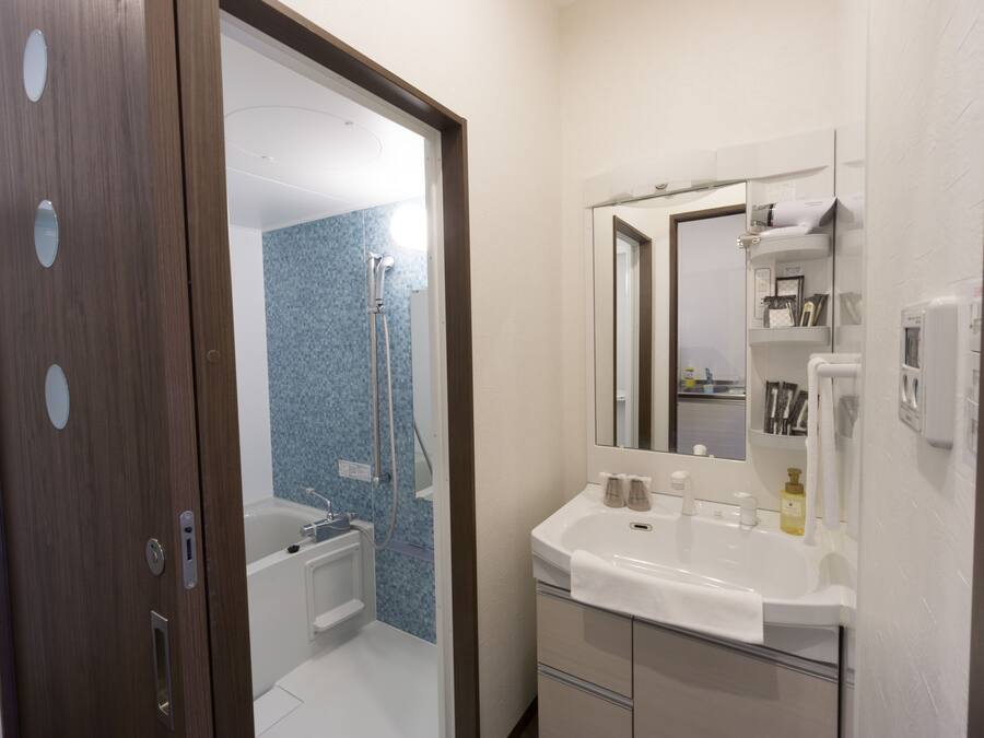 Quarto casal básico | Banheiro | Secador de cabelo, chinelos, toalhas de banho, shampoo