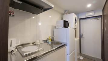 Refrigerador con congelador, microondas y tetera eléctrica
