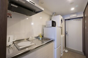 Full-size fridge, microwave, electric kettle, cookware/dishes/utensils